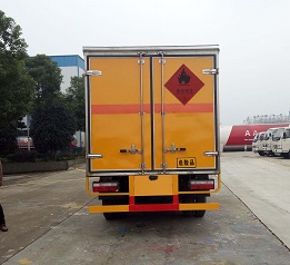 東風(fēng)5噸易燃液體廂式運(yùn)輸車