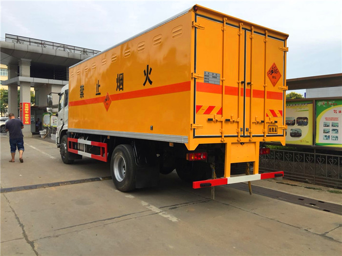 天錦危險品箱式運輸車9.7噸桶裝油漆甲醇危險品箱式運輸車