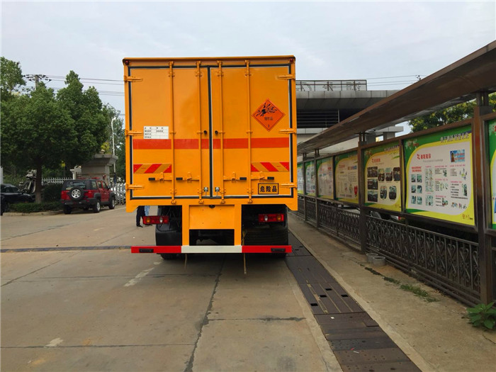 天錦危險品箱式運輸車9.7噸桶裝油漆甲醇危險品箱式運輸車