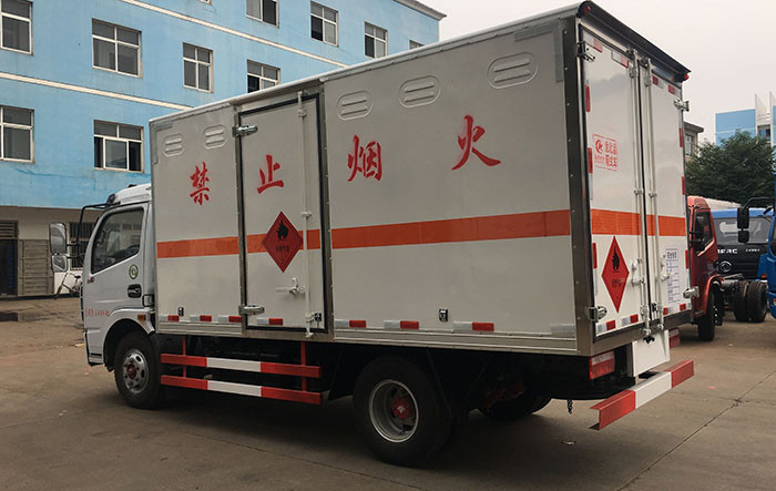 東風藍牌危險品箱式運輸車桶裝硫酸蒸餾水危險品運輸車