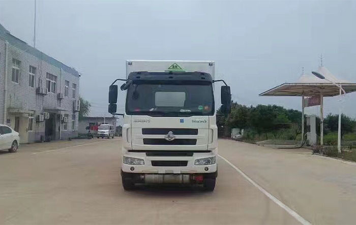 柳汽危險品箱式運輸車9.9噸桶裝硫酸蒸餾水危險品運輸車